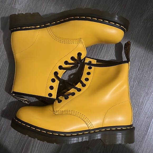 🤑SOLD🤑Dr. Martens 1460 Eye Yellow Smooth Size 7M - Picture 1 of 5